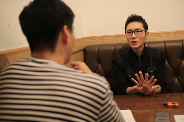 김철민 캐스터가 대한민국 e스포츠의 미래에 대해 말하고 있다.