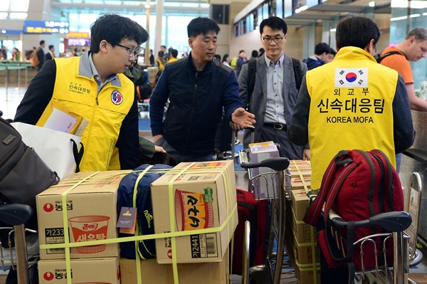 지난 2015년 네팔 지진사태 발생 당시 네팔에 체류 중인 우리 국민들을 보호하기 위해 외교부 신속대응팀이 출국하고 있는 모습.(출처=뉴스1)