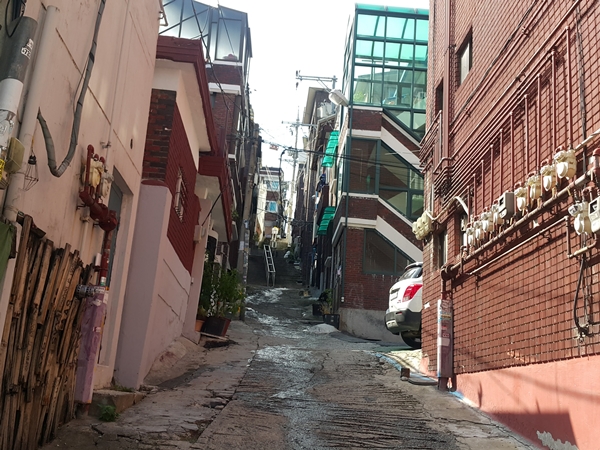 주거시설이 열악한 단독주택 단지에 사는 취약계층을 위해 주거지원이 대폭 늘어난다