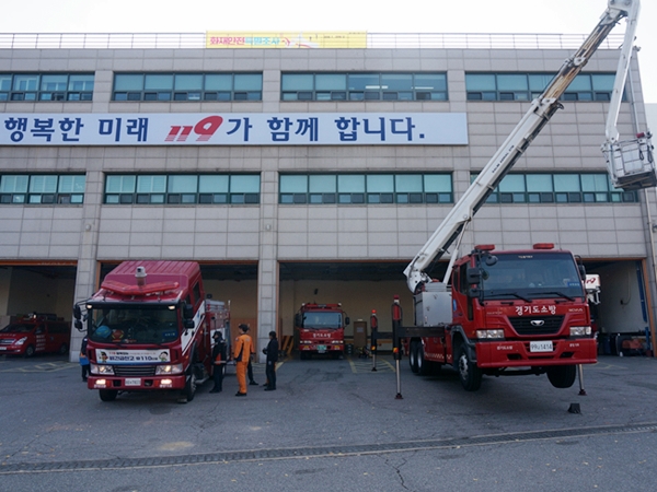 소방대원들이 상시 출동태세 유지를 위해 장비를 점검하고 있다.