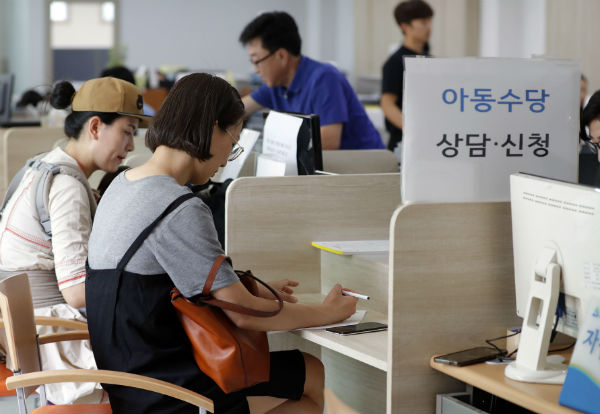맞벌이 부부인 우리는 서로 번갈아 육아휴직을 하면서 현재 최대 250만 원(첫 3개월간)까지 늘어난 육아휴직급여 혜택을 받았다. 덕분에 아이는 부모 모두를 주 양육자로 여기게 됐다.(뉴스1)