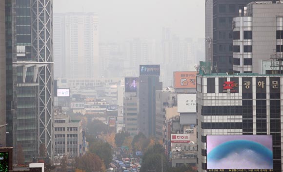 수도권 미세먼지 저감조치가 발령된 지난 7일 오후 서울 도심 일대에 미세먼지가 가득하다. (사진=저작권자(c) 연합뉴스, 무단 전재-재배포 금지)