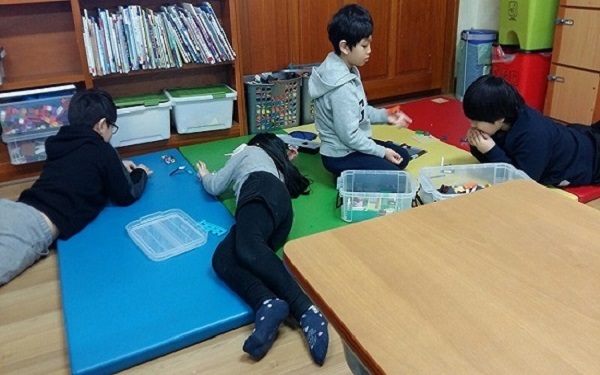 가정처럼 편안하고 아늑한 돌봄교실에서 친구들과 사이좋게 공부하고 있습니다.