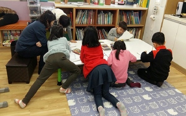동화구연 담당 선생님의 지도하에 열심히 동화를 듣고 있습니다.