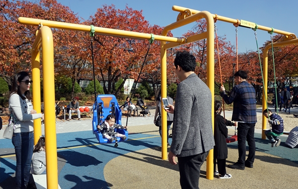 아직 어린아이도 안심하고 탈 수 있는 그네가 설치돼 있다.