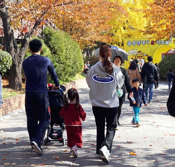 팔랑거리며 떨어지는 낙엽보다 즐겁고 안심되는 놀이터로 가는 가족의 같은 발걸음이 더더욱 가벼워 보인다.