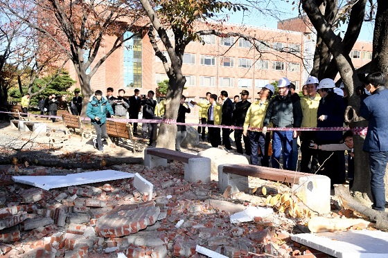 이낙연 국무총리가 11월 16일 지진 피해지역인 포항시 한동대학교를 방문해 지진 피해 현황을 점검하고 있다. 