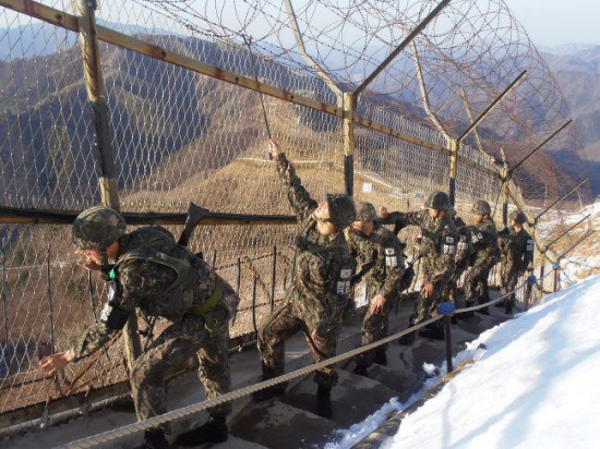 혹한의 추위에서도 경계근무는 뺄 수 없습니다.(출처=국방부)