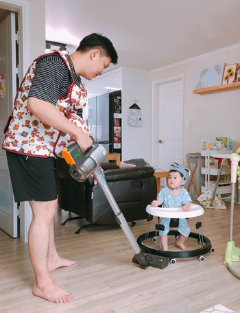 임산부 체험을 하고 있는 LG디스플레이 직원.