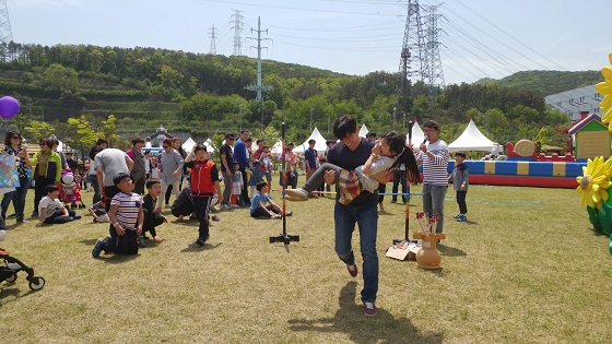 LG디스플레이의 어린이날 행사에 참여한 직원과 가족들이 즐거운 시간을 보내고 있다.