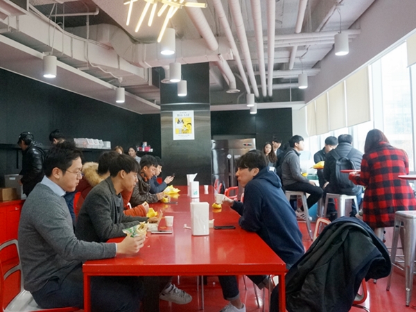 (주)가비아 직원들이 출근하자 마자 식당에 들러 아침을 먹고 있다.