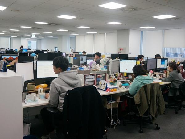 (주)가비아는 시차출근제로 직원들이 아침에 여유롭게 출근하고 있다.