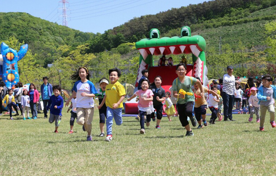 어린이날 행사에서 즐거운 시간을 보내고 있는 아이들의 모습. 