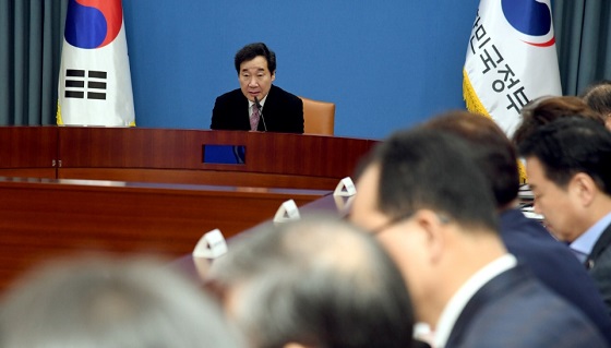 이낙연 국무총리가 15일 세종로 정부서울청사에서 열린 제57회 국정현안점검조정회의를 주재하고 있다. 