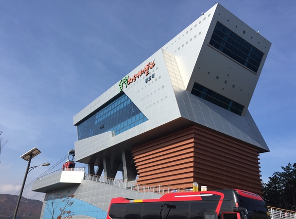 <‘한국의 나폴리’라 풀리는 장호항은 작은 항구였지만 최근 시설확충으로 인해 많은 사람들이 찾는 곳으로 탈바꿈하였다.>
