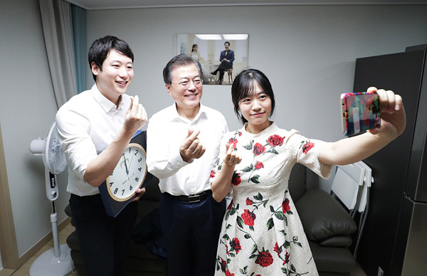 문재인 대통령이 5일 서울 구로구의 한 행복주택에 입주한 신혼부부 우재완, 이진경씨의 집을 방문해 기념촬영을 하고 있다.