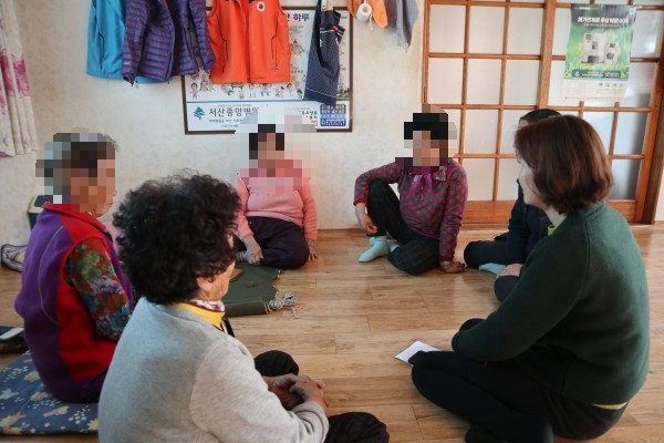 경로당에 모여서 기초연금을 얘기하는 어르신들