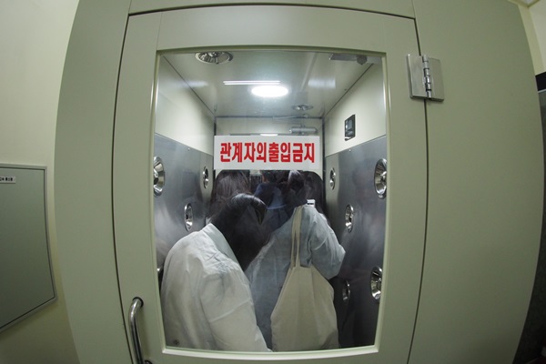 전자점자 모듈 생산라인 견학에 앞서 먼지를 제거하고 있다.