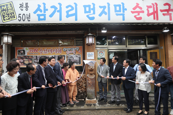 9월 21일 서울 영등포구 대림동 삼거리먼지막순대국에서 열린 백년가게 1호 현판제막 행사. (사진=저작권자(c) 연합뉴스, 무단 전재-재배포 금지)