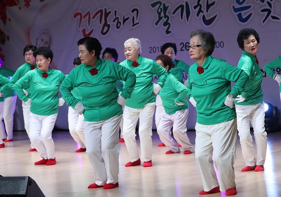 어르신이 살던 곳에서 건강한 노후를 보내기 위한 정부가 ‘커뮤니티케어’ 계획을 발표했다. 사진은 지난달 부산에서 열린 은빛 건강체조 발표에서 어르신들의 모습.(사진=저작권자(c) 연합뉴스, 무단 전재-재배포 금지)