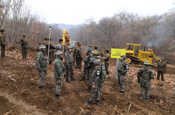 도로연결 작업에 참여한 남북인원들이 군사분계선(MDL) 인근에서 작업하는 모습.(사진=국방부 제공)