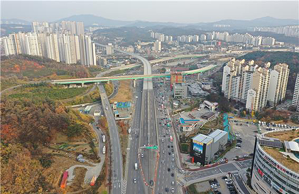 경기 용인 기흥구 영덕동에서 상하동을 거쳐 처인구 남동을 잇는 국도 42호선 12.54㎞ 구간이 이달 30일 오후 2시 개통된다. 사진은 연장 5.1㎞의 신갈우회도로 모습