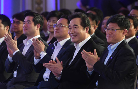 6월 28일 청와대 영빈관에서 열린 '대한민국 일자리 으뜸기업을 잡(JOB)아라' 행사에 참석한 이낙연 국무총리와 홍승재 핸즈식스 사장(右). (사진=국무조정실 국무총리비서실)