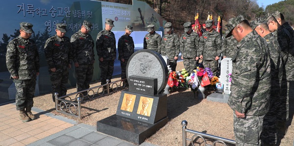 연평도 포격전 8주기를 하루 앞둔 22일 해병대사령부 장병들이 국립대전현충원 연평도 포격전 전사자 묘역을 찾아 조국을 지키다 전사한 선배들을 향해 경례를 한 후 묵념을 하고 있다.(출처=뉴스1)