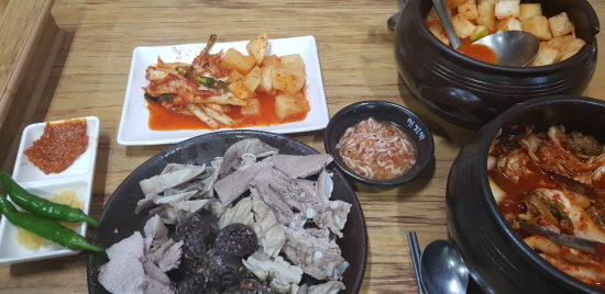 잘익은 깍두기, 김치와 함께 놓여진 안주