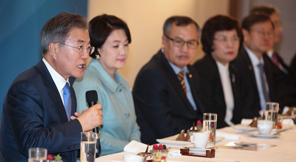 문재인 대통령이 28일 오후(현지시간) 체코 프라하 힐튼호텔에서 열린 체코 동포간담회에서 인사말을 하고 있다.  (사진=저작권자(c) 연합뉴스, 무단 전재-재배포 금지)