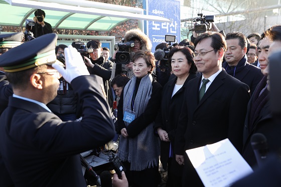 30일 오전 경기도 파주 도라산역에서 북한 신의주로 가는 남북철도 현지공동조사단을 태운 열차의 기관사가 김현미 국토교통부 장관, 오영식 코레일 사장 등에게 출발 신고를 하며 거수경례하고 있다.(사진=국토교통부 제공)