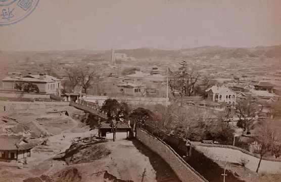 사진2. 러시아공사관에서 바라본 ‘고종의 길’(1900년대 초 한국풍속인물사적명승사진첩, 국립중앙도서관)