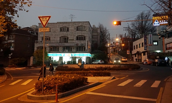 회전교차로를 운전하다보면 회전에만 몰두하기 쉬운데 횡단보도에 건너는 사람을 주의해야한다