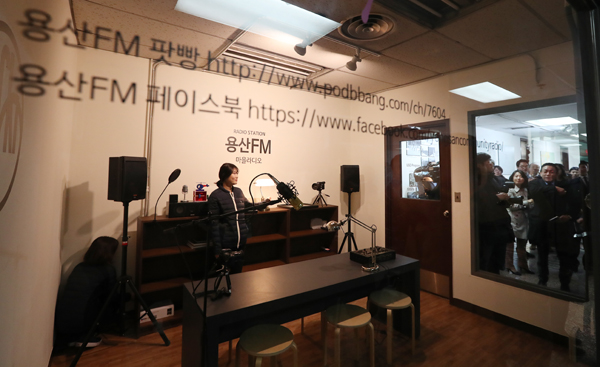 ‘용산FM’ 부스는 용산 주민들의 이야기를 직접 듣기 위한 공간으로 조성되어 있다. 