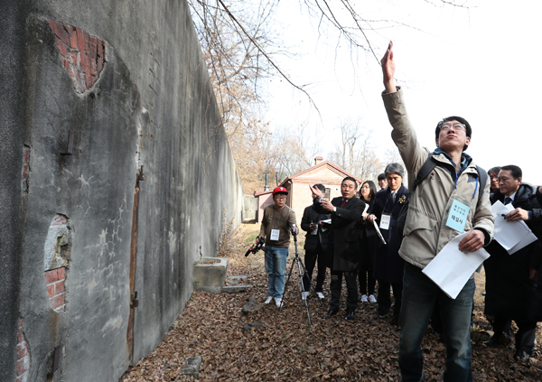 용산공원추진단 관계자가 위수감옥 내부에서 당시 시체를 운반해 지나갔던 통로를 설명하고 있다.