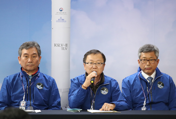 지난 달 28일 오후 고흥 나로우주센터에서 고정환 한국형발사체개발사업본부장(가운데)이 실제 비행환경에서 시험발사체 엔진 및 추진기관 등의 정상 작동 확인 결과에 대해 설명하고 있다. (사진=저작권자(c) 연합뉴스, 무단 전재-재배포 금지)