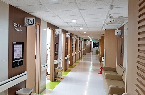 깨끗하고 좋은 시설로 쾌적한 국립중앙의료원의 내부.