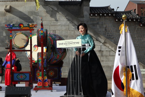 무대 위에서 사회를 맡은 국악인 오정해