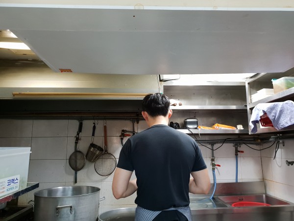 주방과 홀을 혼자 운영하는 국수집 청년