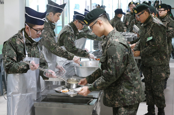 병영식당에서 훈련병들이 배식하는 모습. (사진=저작권자(c) 연합뉴스, 무단 전재-재배포 금지)