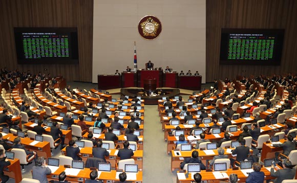 8일 새벽 국회 본회의장에서 열린 본회의에서 2019년 예산안이 통과된 후 투표결과가 상황판에 표시되고 있다. (사진=저작권자(c) 연합뉴스, 무단 전재-재배포 금지)