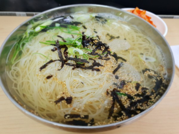 최상급 멸치로 우려낸 멸치국수. 