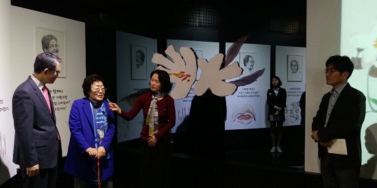 전시회를 찾은 이용수 할머니와 
