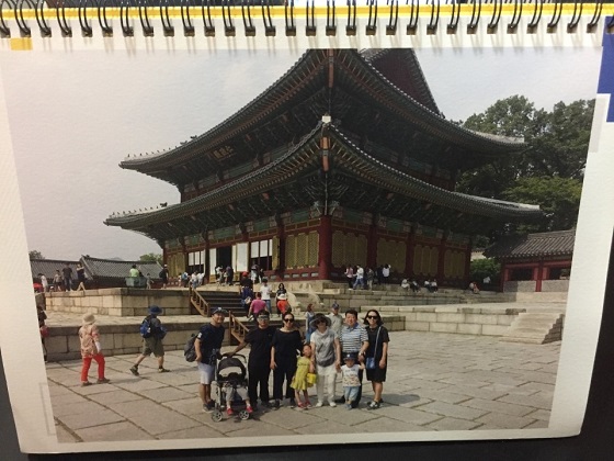 각 월마다 그 시기때의 여행이나 일상 등의 기록을 담아 이를 보며 추억할 수 있다.