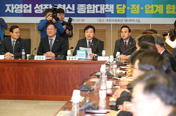 홍종학 중소벤처기업부 장관이 20일 오전 국회 의원회관에서 열린 더불어민주당과 자영업 성장·혁신 종합대책 당·정·업계협의에서 발언하고 있다. (사진=저작권자(c) 연합뉴스, 무단 전재-재배포 금지)