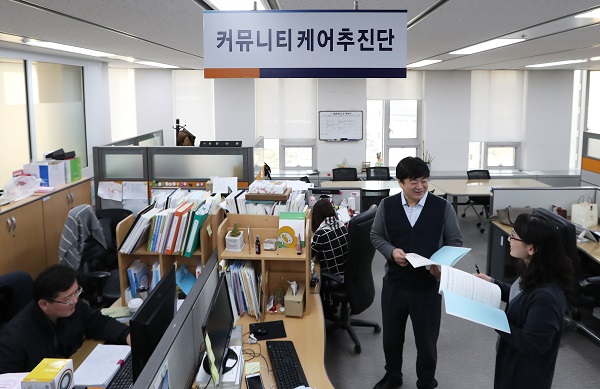황승현 추진단장이 추진단 직원과 커뮤니티케어와 관련해 의견을 교환하고 있다.