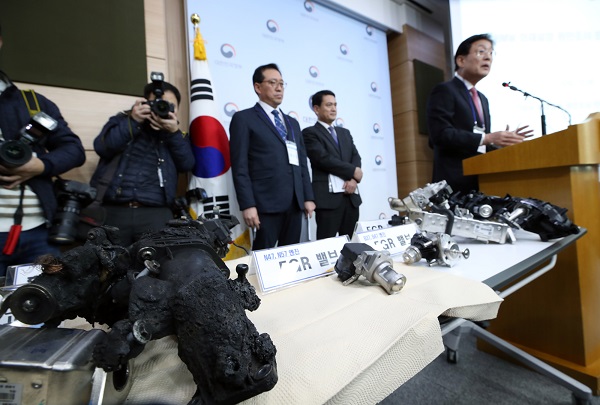 24일 오전 서울 종로구 도렴동 정부서울청사에서 김경욱 국토교통부 교통물류실장과 박심수·류도정 민관합동조사단장이 BMW 화재 원인 최종 결과를 발표하고 있다.민관합동조사단은 EGR쿨러 균열로 인한 냉각수 누수가 화재 발생원인이나 EGR 설계결함으로 냉각수 끓음 현상(보일링)을 확인했다고 밝혔다.(사진=<저작권자(c) 연합뉴스, 무단 전재-재배포 금지)