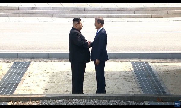 지난 4월 27일 첫 남북정상회담 때 문재인 대통령과 김정은 국무위원장이 판문점 군사분계선에서 악수를 하고 있는 모습.(출처=청와대)