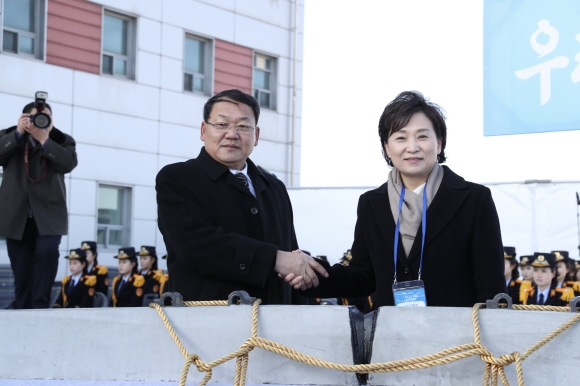 26일 판문역에서 열린 ‘동·서해선 남북 철도, 도로 연결 및 현대화 착공식’에서 김현미 국토교통부 장관(오른쪽)과 김윤혁 북한 철도성 부상이 악수하고 있다. (사진=국토교통부 대변인실)