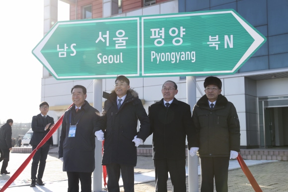 착공식에 참석한 이강래(왼쪽부터) 한국도로공사 사장, 천해성 통일부 차관, 박호영 국토환경보호성 부상 등이 서울↔평양 표지판 제막식을 하고 있다. (사진=국토교통부 대변인실)